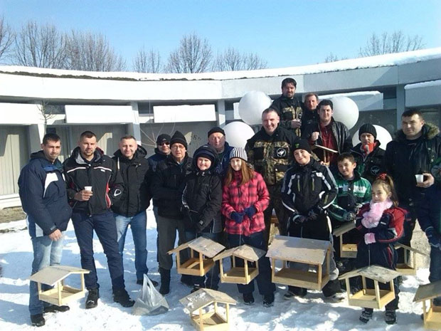 Заједно хране промрзле птице